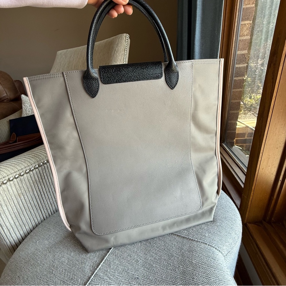Longchamp Elegant Gray Tote Bag - Picture 3 of 6